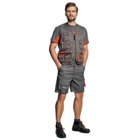 A Desman rövidnadrág térdig ér, lezser szabása sportos megjelenést biztosít, többfunkciós zsebeiben biztonságosan tárolhatóak például a személyi iratok, vagy a munkához szükséges kisebb eszközök.