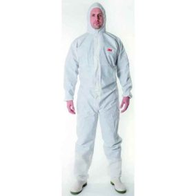 A veszélyes szennyezőanyagoktól védi viselője ruházatát és haját a háromrétegű, gumírozott elemekkel ellátott 3M munkavédelmi overál.