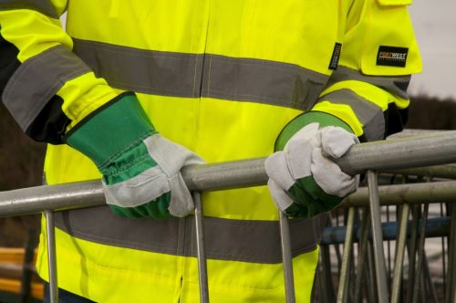 A nehézipari munkavédelmi kesztyű az olyan, kifejezetten extrém mechanikai terhelés kihívásaival szemben vértezi fel viselőjét, melyek gyakoriak az építóipari, bányászati munkaterületeken.