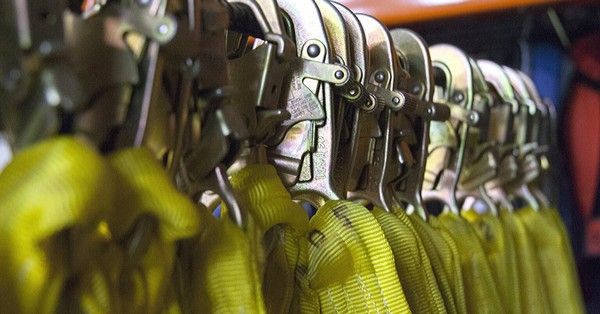 A munkavédelmi eszközök kiosztásában is szerepe van a foglalkozás-egészségügyi szakorvosnak, például ő határozza meg, hogy a munkavállaló milyen védőszemüveget kell, hogy viseljen, ha sok időt tölt a monitor előtt.