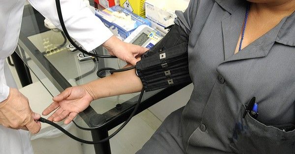 A vérnyomásmérés a foglalkozás-egészségügyi szakorvosi szűrővizsgálat része. Különösen akkor van kiemelkedő szerepe, ha a munkavállaló alapbetegségét a munkaterület súlyosbíthatja.