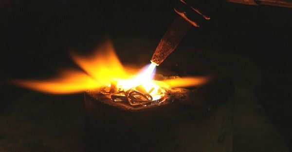A munkahelyeken nemcsak a bőrrel érintkező, de a légutakba kerülő vegyi anyagok is allergiás rohamot válthatnak ki. Ezek az allergének fokozott figyelmet követelnek, hiszen az expozíció ideje akár több év is lehet és az eredendően nem allergiás dolgozó végül azzá válhat.