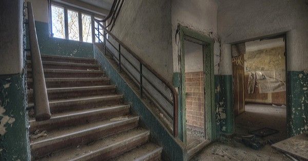 A barnamezős területek elhagyott épületei, ha szerkezetileg stabilak, nagyban csökkentik az újrahasznosítás anyagi vonzatát.