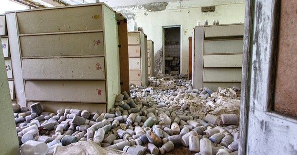 A barnamezős területek épületeiben számos "ottfelejtett" szennyezőanyag, köztük veszélyes oldószerek és egyéb kemikáliák szennyezik folyamatosan a környezetet.