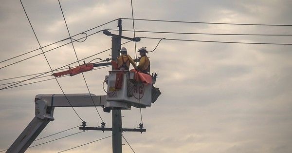 Az elektromos kisülés, feszültség, az áramerősség halálos veszélyt rejt. Az elektromos árammal, vagy annak közelében végzett munkával, a dolgozók napi szinten kockáztatják az életüket. Az ESD-védelemmel ellátott munkaruházat és kiegészítők, valamint speciális felszerelés baleset-és életvédelmi funkciókat látnak el.