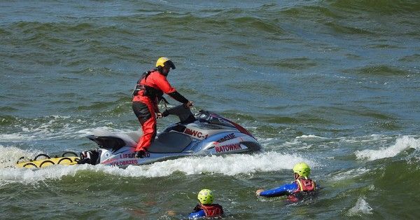 A mentőfelszerelés olyan speciális munkavédelmi kiegészítőkből áll, melyek a mentő és a mentett személy életét védelmezik a mentési folyamat során. 