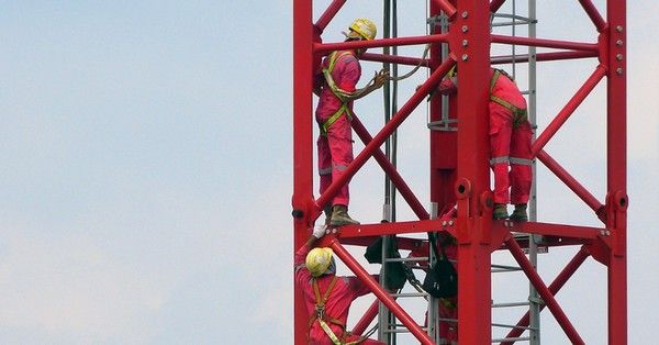 A zuhanásgátló szett az egyik legfontosabb munkavédelmi felszerelés, melynek elemei a magasban végzett munka során, a munkakörből természetszerűleg adódó zuhanás, esés kockázatától óvják a munkavállalót. Ugyanakkor a zuhanásgátló szett a hegyi mentők és a légimentők egyik fontos kiegészítője, valamint az olyan veszélyes hobbik alapfelszereltsége is, mint a hegymászás, sziklamászás.