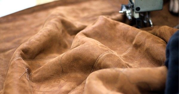 A munkaruházat karbantartása, cseréje, a javítások, például varrás, speciális tudást és alapanyagokat igényel.