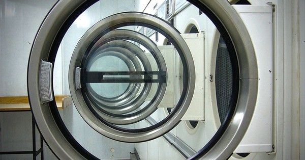 A munkaruházat fizetett mosodai szolgáltatással való tisztíttatása hosszú távon sokkal jobban megéri, mint a házon belül fenntartott, saját mosoda, hiszen sem a géppark, sem a mosodai személyzet fenntartását nem kell finanszírozni.