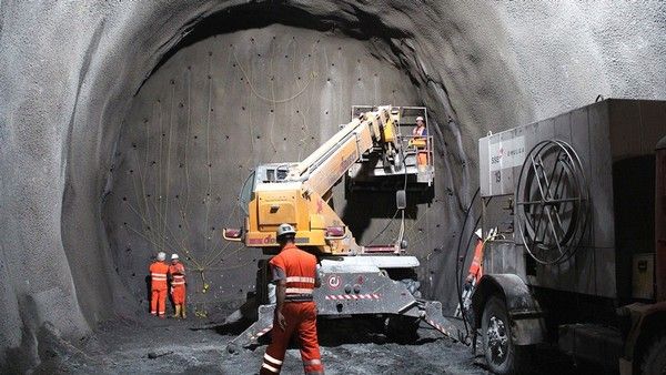 A biztonságos munkakörülmények megteremtéséért a munkáltató és a munkavállaló egyaránt felelős. A szeméyli védőfelszerelés biztosítás és a munkavédelmi előírások betartatása és betartása egyaránt a munkavállalók egészségének és életének védelmét szolgálják.