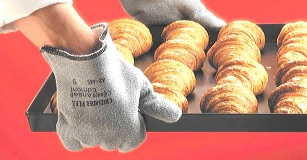 A hőálló munkavédelmi kesztyűk nemcsak kontakt és sugárzó hő ellen, de olvadt fémek fröccsenése okozta egészségkárosodás ellen is védik a kezet, szárhossztól függően az alkart is..