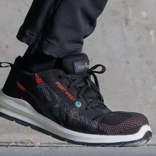 Acélbetétes vagy kompozit munkavédelmi cipő? – Melyiket válaszd?