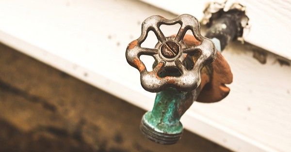 A rozsda gyakran jelenik meg kültéri vízcsapok, vízvezetékek környezetében.