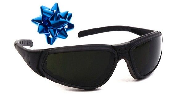 Az speciálisan munkavédelemre tervezett védőszemüvegek olyan tulajdonságokkal rendelkeznek, amikkel egy akármilyen napszemüveg sohasem veheti fel a versenyt. 
