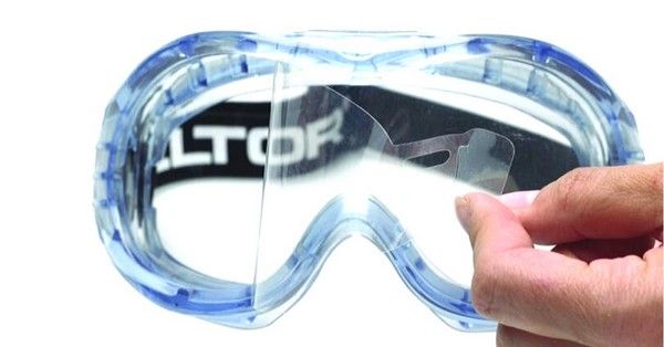 A munkavédelmi szemüveg az autószerelés során nemcsak a nagy sebességgel szóródó szilárd részecskék, de a kenőanyagok és üzemanyagok fröccsenésétől is megóvja a szemet.