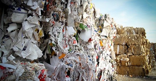 Az újrahasznosítás az egyik leggyakoribb, ugyanakkor nagyon drágán előállítható alapanyaggal kezdődött: az újrahasznosított papírral már a korai kilencvenes években is találkozhattunk.