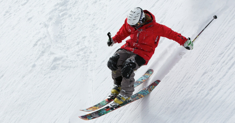 A téli sportok, kiváltképp a síelés és a snowboardozás is számos veszélyforrást tartogat. 